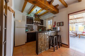 Réfrigérateur, micro-ondes, lave-vaisselle, cafetiÚre/bouilloire