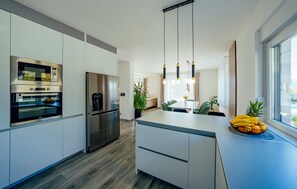 ثلاجة، موقد طهي مسطح، غسالة أطباق، ماكينة لصنع القهوة/الشاي