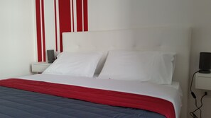 Desk, soundproofing, free WiFi, bed sheets