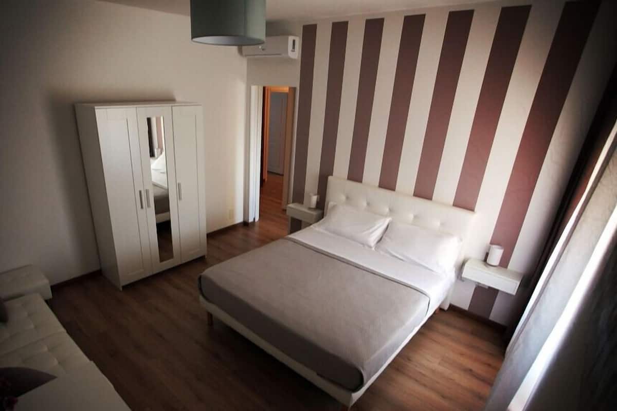Triple Room | Desk, soundproofing, free WiFi, bed sheets