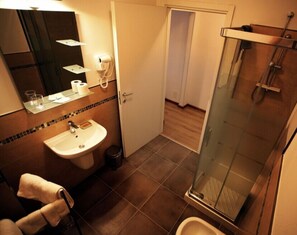 Dreibettzimmer | Badezimmer | Dusche, kostenlose Toilettenartikel, Haartrockner, Bidet