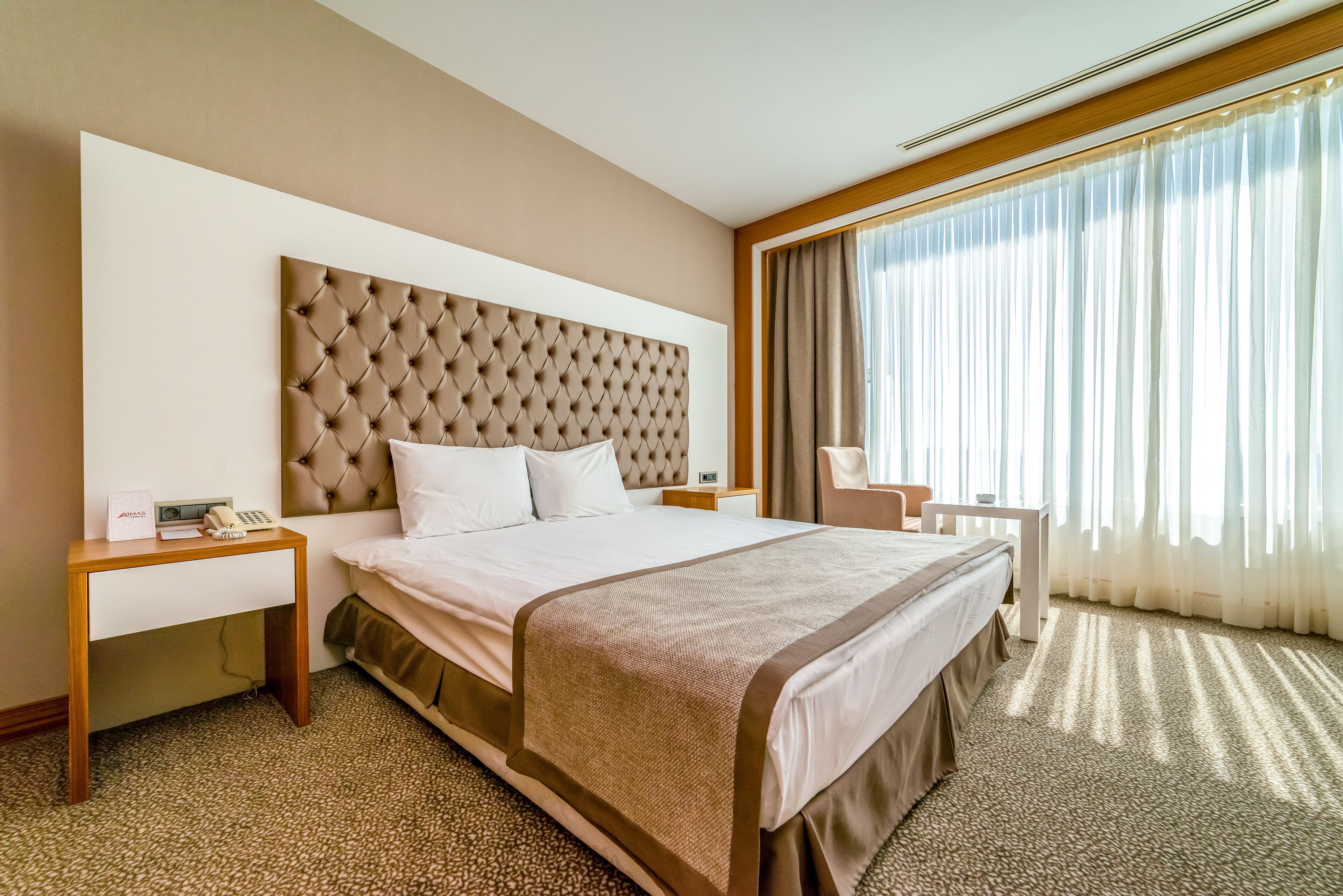 Minibar, caja fuerte, escritorio y wifi gratis