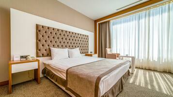 Minibar, caja de seguridad en la habitación, escritorio y wifi gratis