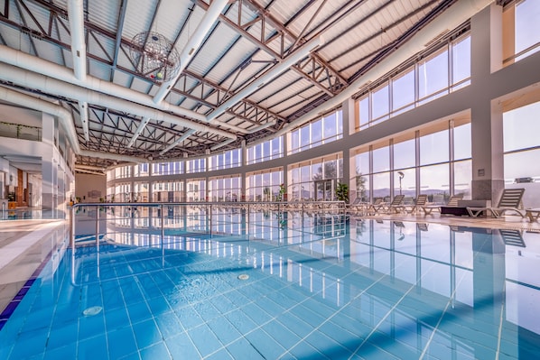 6 indoor pools, outdoor pool