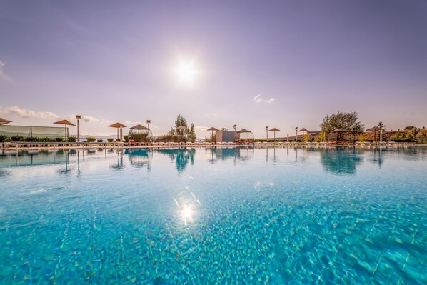 6 innendørsbassenger og utendørsbasseng