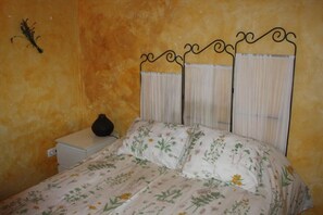 Chambre Double, salle de bains commune | Chambres insonorisées, Wi-Fi gratuit, draps fournis