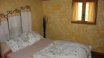 Habitación doble, baño compartido | Sistema de insonorización, wifi gratis, ropa de cama