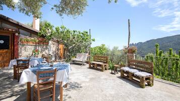 屋外ダイニングエリア