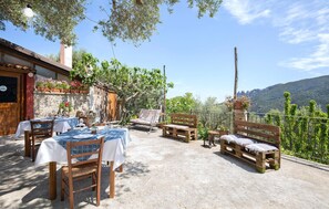 Outdoor dining - 4 bedroom beautiful home in Ciminà (Ciminà)