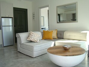 Smart TV, books, stereo