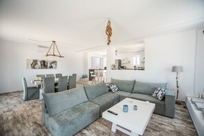 Deluxe Villa | Living room