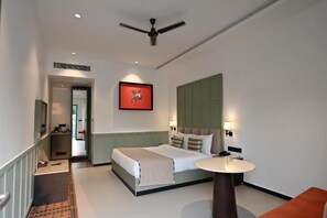 Premium bedding, in-room safe, iron/ironing board, free WiFi - Status Club Resort (Kanpur)