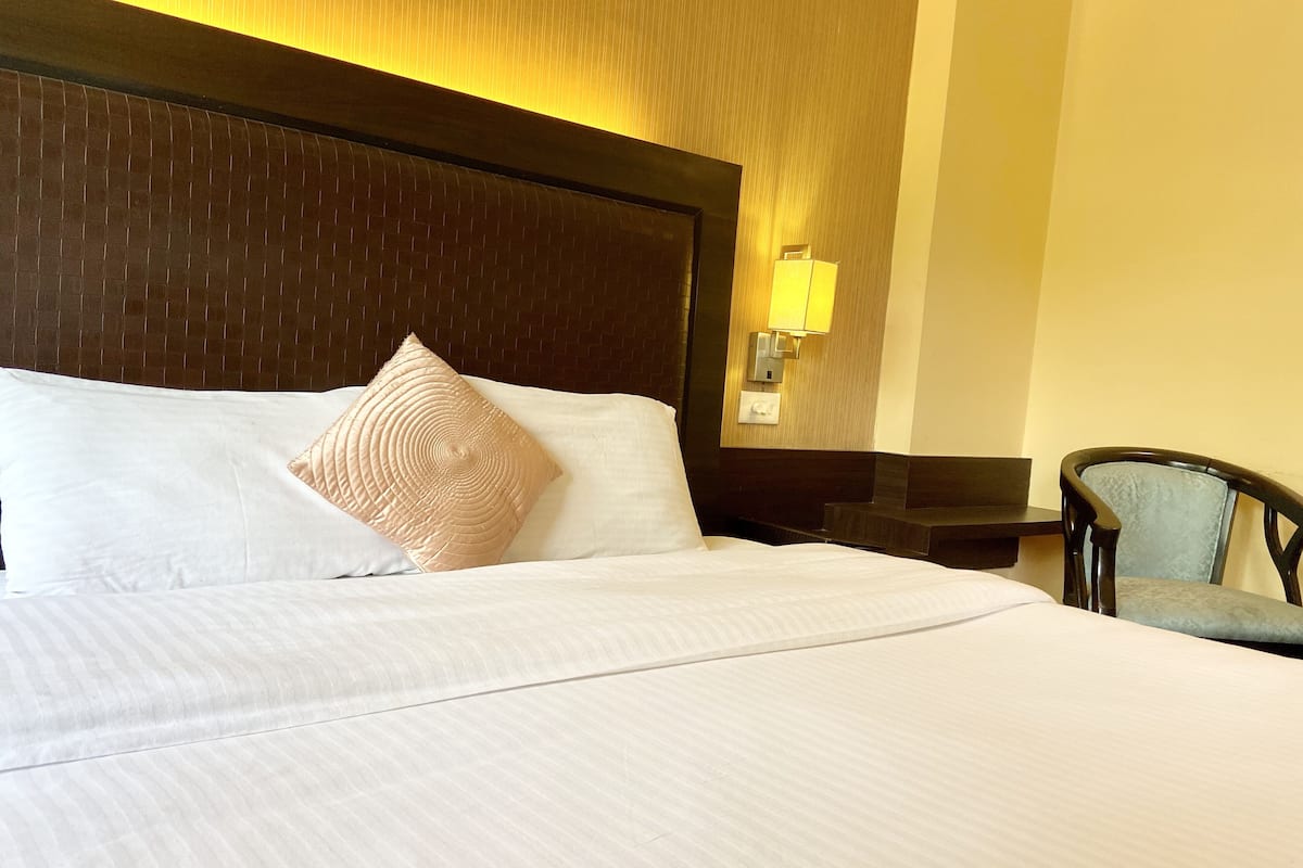 Executive Room | 1 bedroom, premium bedding, in-room safe, iron/ironing board