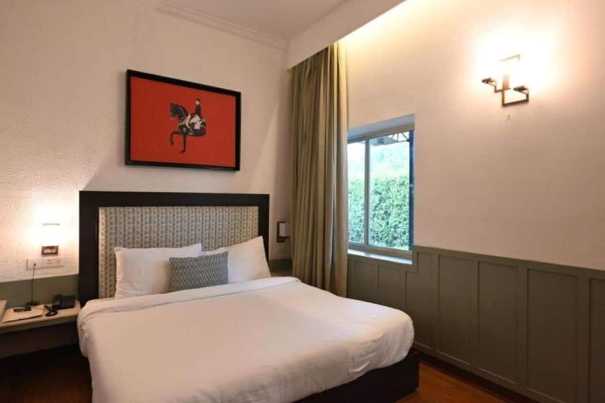 Executive Room | Premium bedding, in-room safe, iron/ironing board, free WiFi