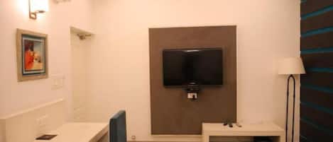 Premium bedding, in-room safe, iron/ironing board, free WiFi
