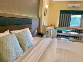 Ropa de cama de alta calidad y caja de seguridad en la habitación 