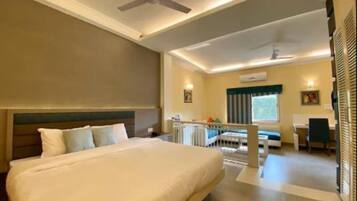Premium bedding, in-room safe, iron/ironing board, free WiFi