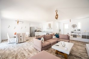 Villa, 4 Bedrooms | Living room