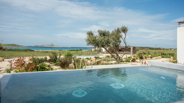 Outdoor pool - Funky holiday home with pool, next to the beach by VillaRentalsgr (Paros)