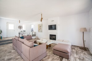 Villa, 4 Bedrooms | Living room