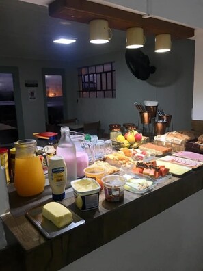 Café da manhã com buffet grátis todos os dias