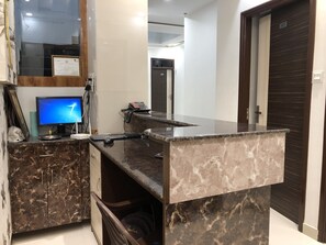 Quầy tiếp tân