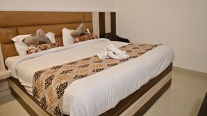 Double Room | Premium bedding, WiFi (free) - Shine Star (Amritsar)