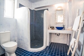 Villa, 4 slaapkamers | Badkamer | Een douche, een haardroger, handdoeken, zeep