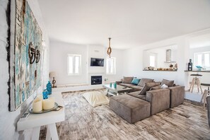 Villa, 4 Bedrooms | Living room
