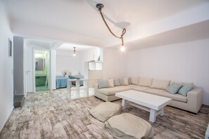 Villa, 4 Bedrooms | Living room