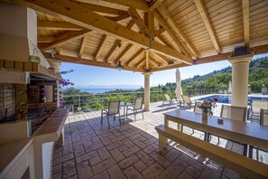 BBQ/picnic Area - Spileo House Boutique Apartments - Adults Only (Corfu)