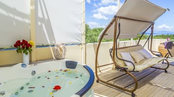 Superior Penthouse, 1 Bedroom, Jetted Tub, Sea View | Peralatan tempat tidur premium, peti besi dalam bilik