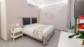 Hochwertige Bettwaren, Daunenbettdecken, Zimmersafe, Schreibtisch