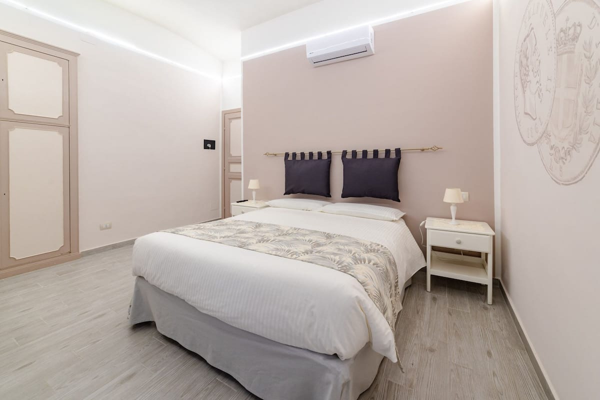 Comfort tweepersoonskamer, uitzicht op stad (Suite reale) | Luxe beddengoed, donzen dekbedden, een kluis op de kamer, een bureau