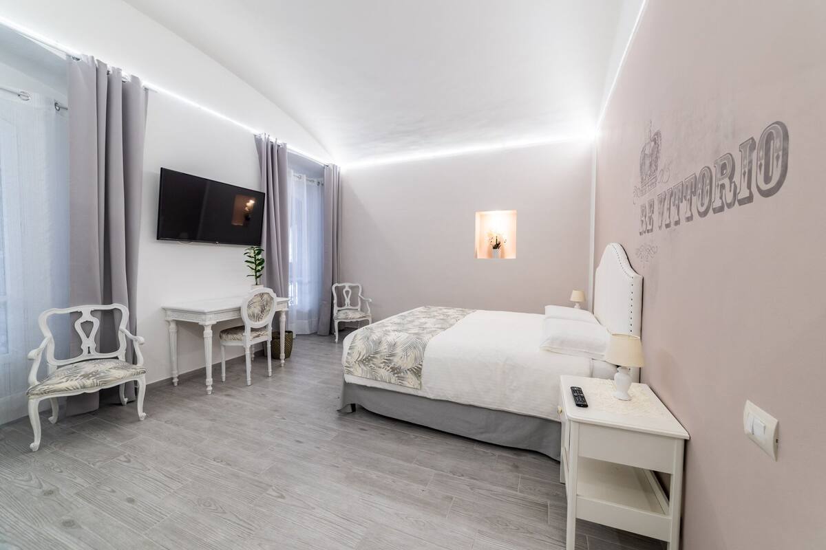 Double Room, City View (La stanza delle monete) | Premium bedding, down comforters, in-room safe, desk