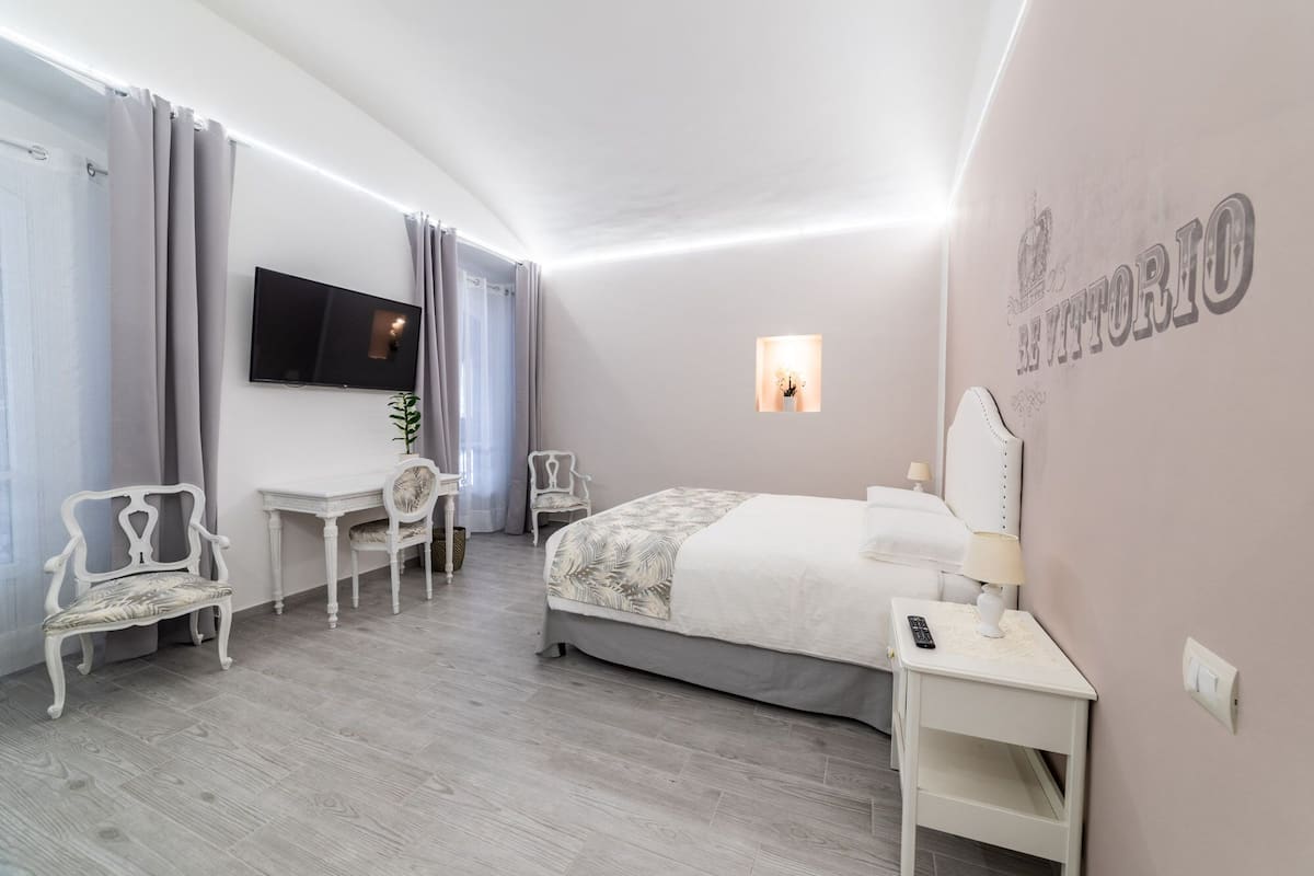 Tweepersoonskamer, uitzicht op stad (La stanza delle monete) | Luxe beddengoed, donzen dekbedden, een kluis op de kamer, een bureau