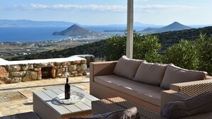 Terrace/patio - Deluxe Villa - Infinity Pool & Helipad by VillaRentalsgr (Paros)
