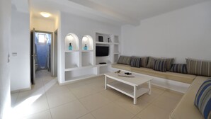 Villa, 4 habitaciones, acceso a la alberca | Área de sala de estar | Televisión de pantalla plana y chimenea 