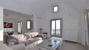 Villa, 4 habitaciones, acceso a la alberca | Área de sala de estar | Televisión de pantalla plana y chimenea 