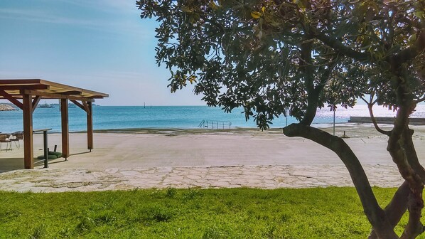Una spiaggia nelle vicinanze, lettini da mare