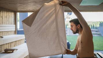 Una persona sosteniendo un trozo grande de tela color beige.