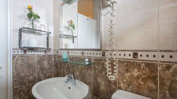 Standard Double Room, 1 Double or 2 Single Beds, Lake View | Bathroom | Shower, soap, shampoo, toilet paper