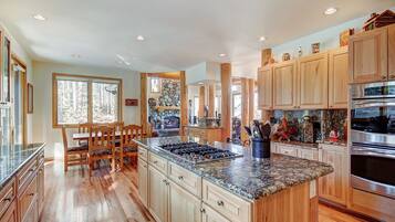 House, 5 Bedrooms | Private kitchen | Fridge, oven, coffee/tea maker, toaster