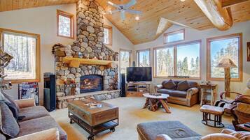 House, 5 Bedrooms | Living area