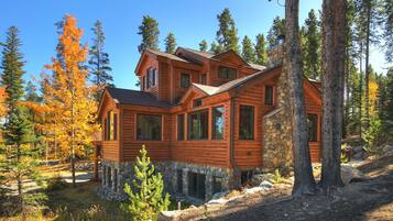 House, 5 Bedrooms | Exterior