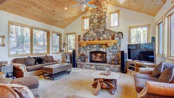 House, 5 Bedrooms | Living area