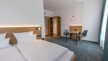 Luxe beddengoed, een kluis op de kamer, een bureau, een laptopwerkplek