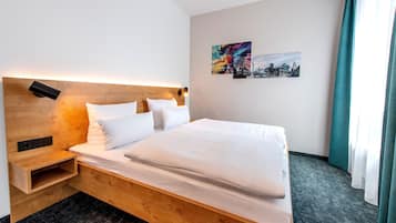 Luxe beddengoed, een kluis op de kamer, een bureau, een laptopwerkplek