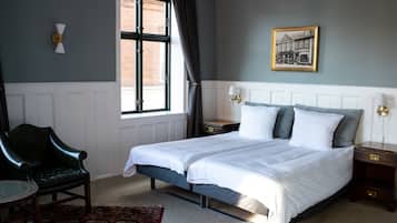 Senior suite | Een bureau, verduisterende gordijnen, een strijkplank/strijkijzer