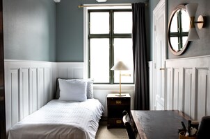 1 多间卧室、办公桌、遮光窗帘、熨斗/熨板